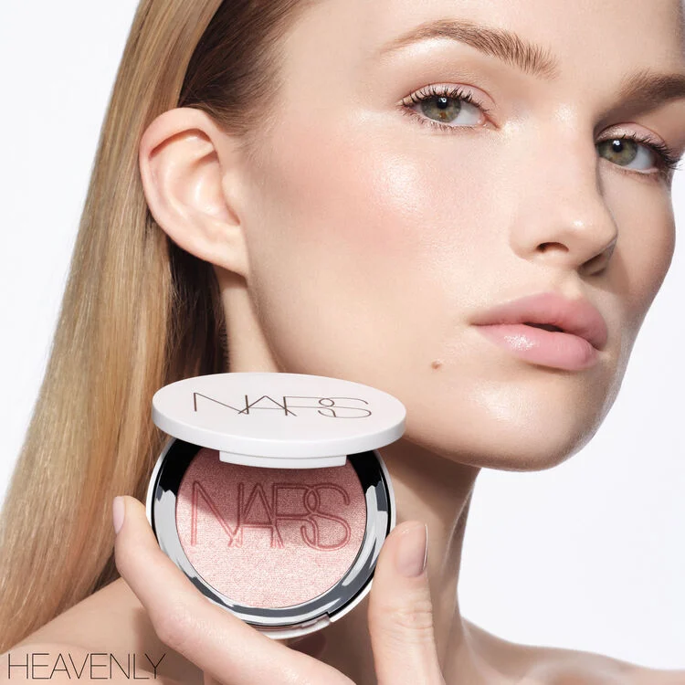 NARS_SU25_LuminizingPowder_PDPCrop_ModelCrop_GLBL_Heavenly