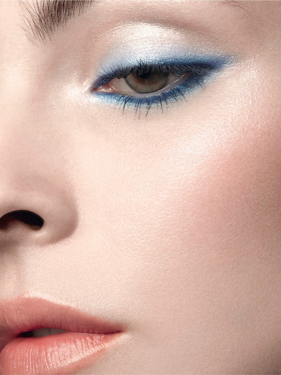 imgi_168_phan-bat-sang-chanel-lumiere-de-l-ocean-illuminating-powder_4