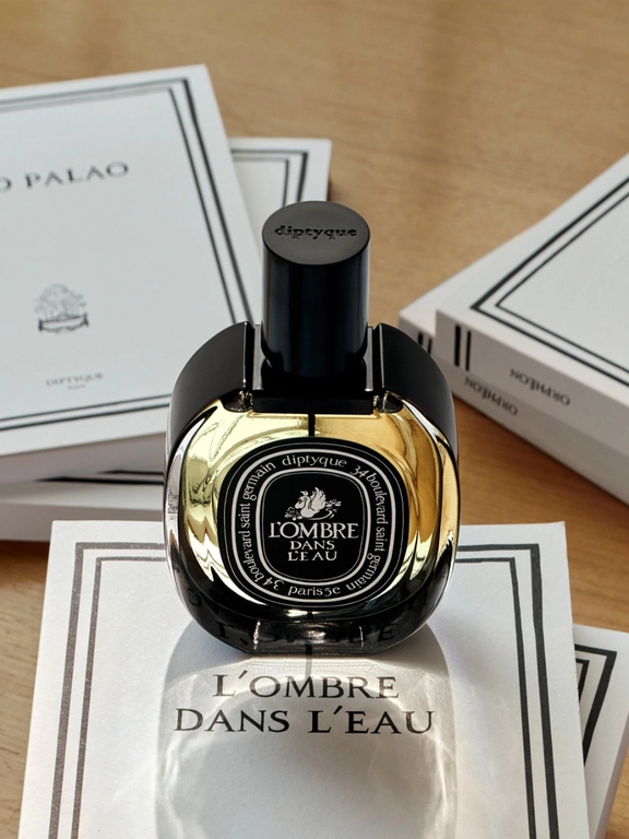 lecture_visuel_l_ombre-dans-l-eau-edp-75ml_2024_3x4_2025_x_2700px_vue-alt-pdp_rvb_hd_diptyque_1__1
